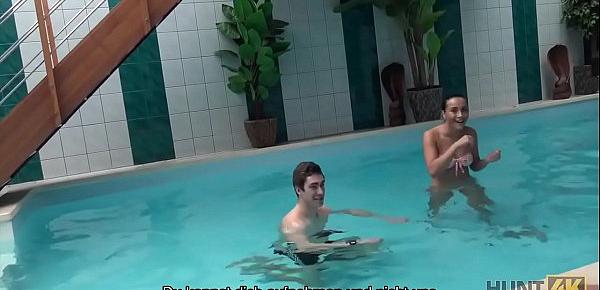  HUNT4K. Junge böse Schlampe saugt Schwanz und wird am Pool geknallt